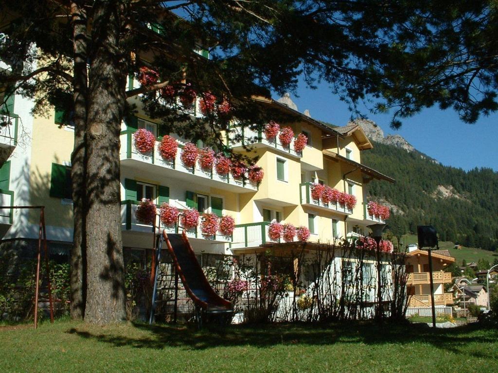 Hotel Montana Pozza di Fassa Exteriör bild